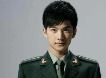 杨洋敬礼照片,英姿飒爽展现军人风采